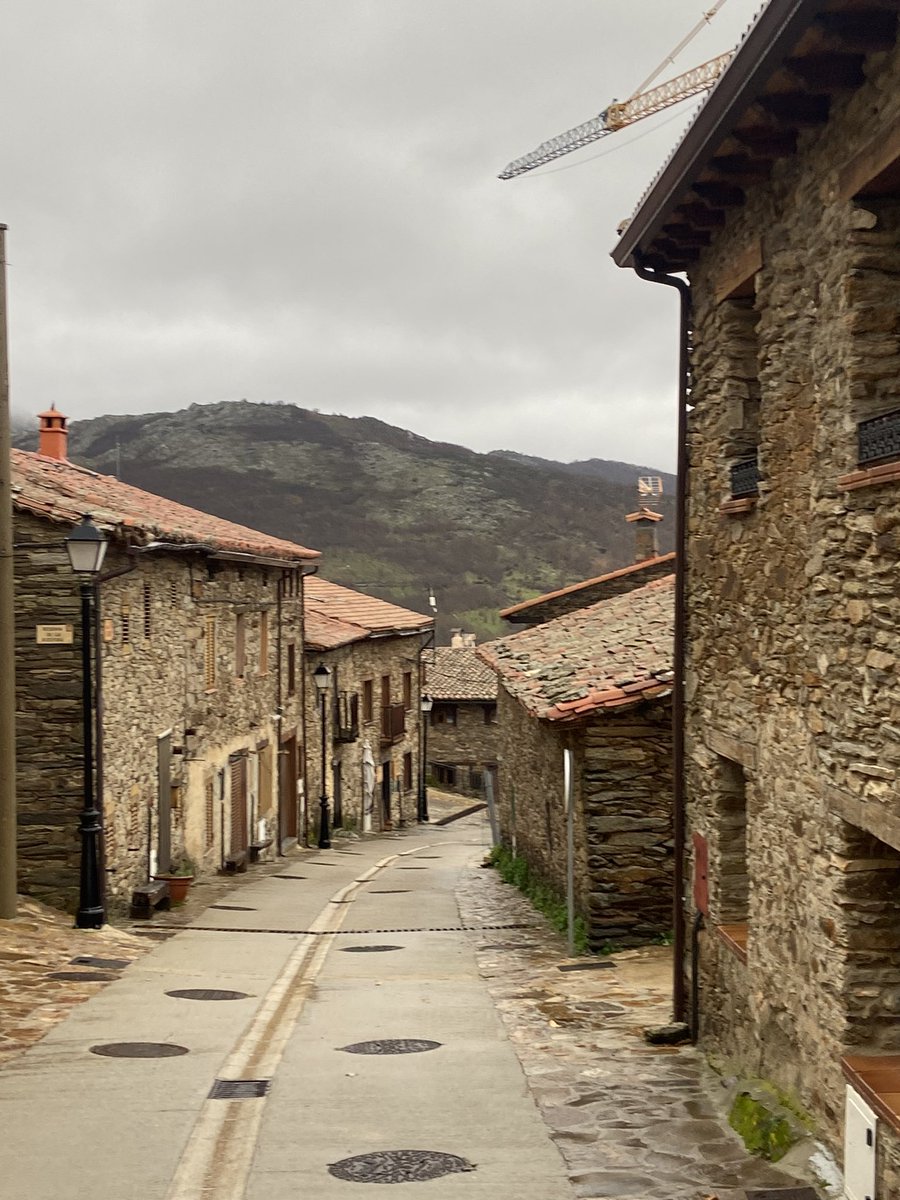Hemos estado en La Hiruela en la reserva de la biosfera del Hayedo de Montero, hemos compartido conversaciones alrededor del patrimonio; arbóreo, arquitectónico y de saberes tradicionales