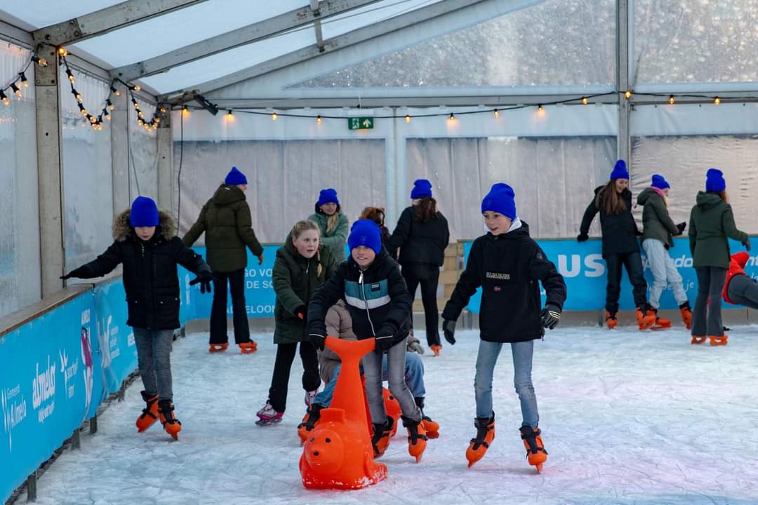 Vanaf maandag weer ijsmeester bij #almeloonice gisteren zijn de pontons weer in het water gelegd morgen komt de tent. 

Maandag ochtend komt ijsmachine vanaf 15uur beginnen met ijsmaken. Vrijdag 8 december opening.

 #zinin #awtd #almelo #mooialmelo #allemaalblijekids