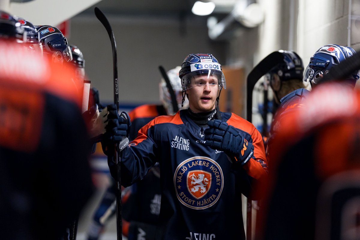 SHLse's tweet photo. Växjö jagar sjunde raka segern när ett formstarkt Leksand är på besök i Småland. 

Följ matchen här: 📲 https://t.co/JSTMG0Ou7e

#VLHLIF #SHL #twittpuck #svsshl #ishockey https://t.co/Qkg2VPXD5Q