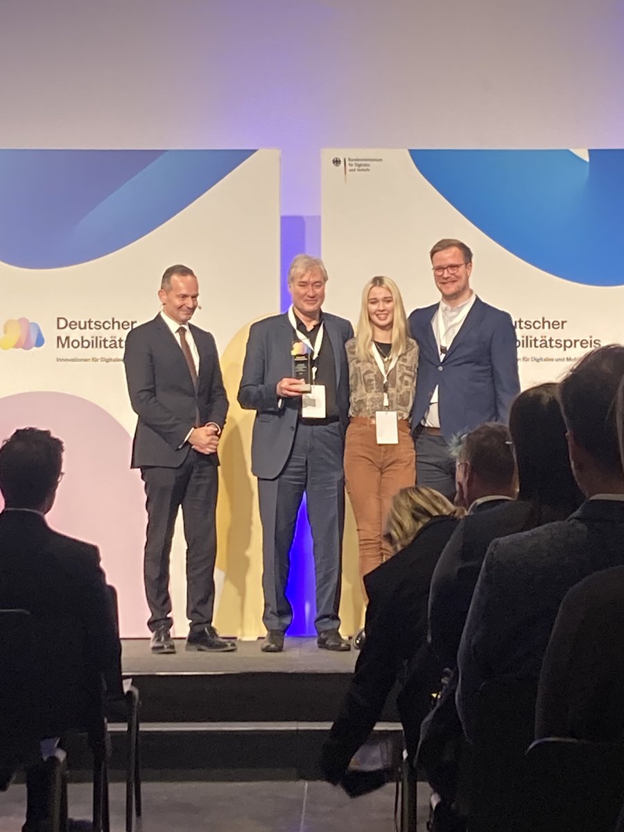 DMP_innovativ's tweet photo. Herzlichen Glückwunsch zur Auszeichnung in der Kategorie DMP | Digital Transformation & Data-Driven Mobility, Mobile City Game des @FraunhoferISI!
Mobile City Game macht die Kernfunktionen komplexer #Verkehrsmodelle zugänglich – intuitiv, als #Game. Wir gratulieren!
#DMP23 #Mobilität #emobilBW