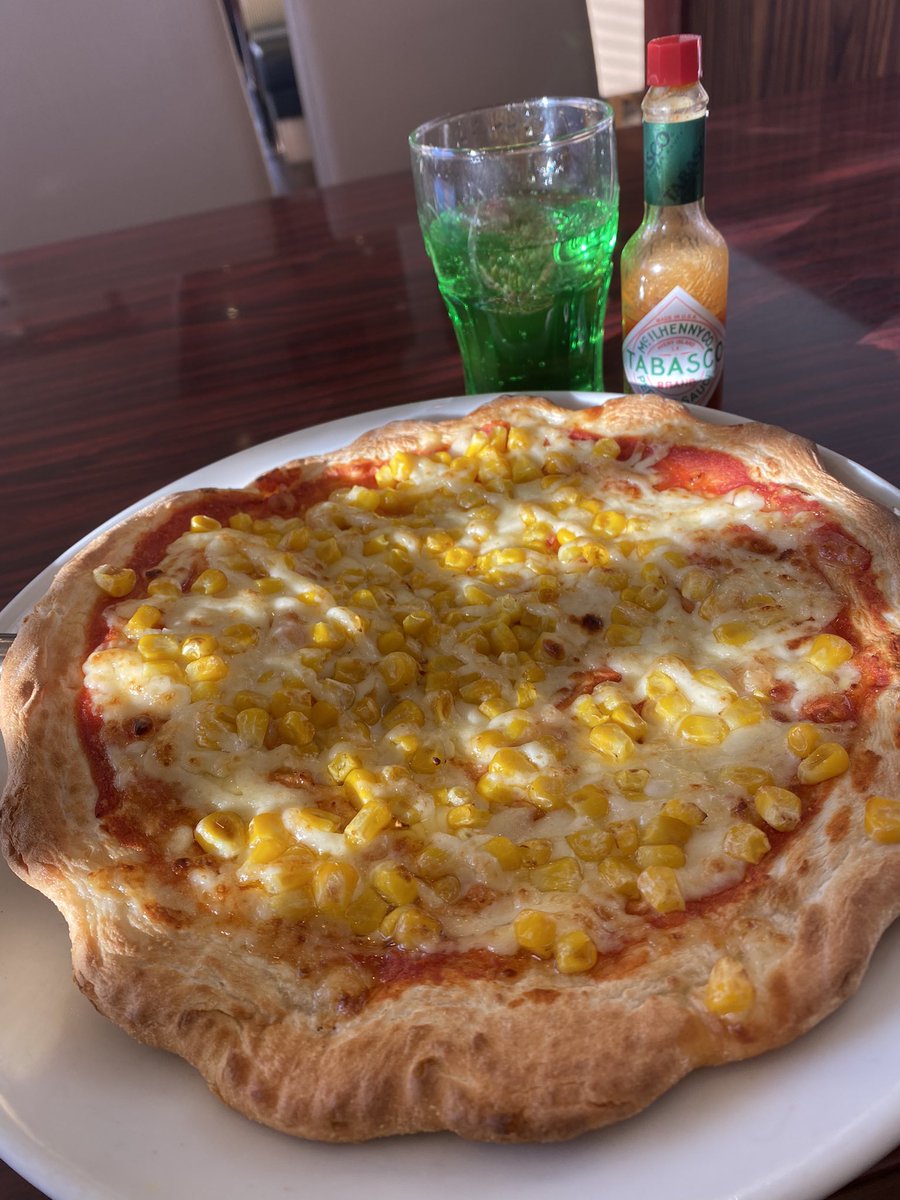yagimessi's tweet photo. 今日は自分を甘やかしていい日だから朝からピザ食べちゃう https://t.co/5lzQ3n2HgY