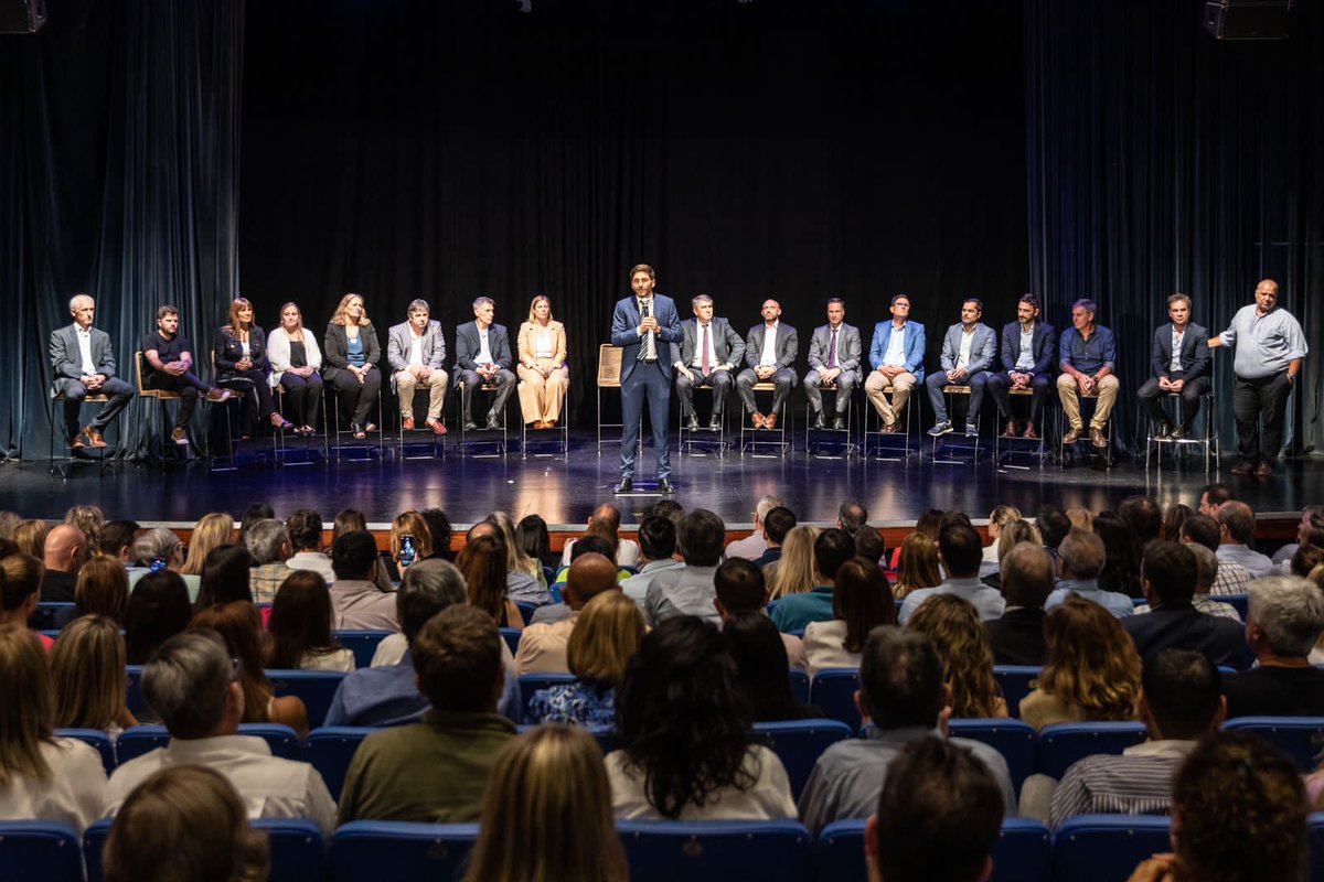 Quiero conducir un gobierno de hombres y mujeres con valores.

Hoy nos reunimos en Santa Fe para escucharnos y preparamos para 4 años de mucho trabajo.

Nuestro modelo es el trabajo sin privilegios, es la austeridad, la honestidad y las acciones que permitan darle respuestas a