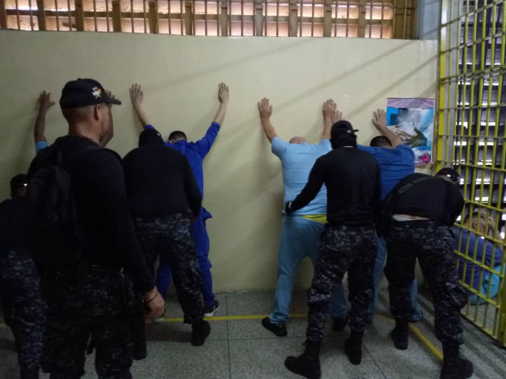 Derecho_paz's tweet photo. Como parte del fortalecimiento al sistema de control de funcionamiento en los centros penitenciarios del país, he ordenado la ejecución de un operativo de requisa en el Centro de Formación Hombre Nuevo Simón Bolívar, ubicado en El Paraíso de ciudad de Caracas. https://t.co/BJbtzvWo6O