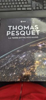 Quand un abonné te fait un cadeau!!! 😱😱😱
Merci pour la dédicace <a href="/Thom_astro/">Thomas Pesquet</a> 😍😍😍
Je te l'ai pas fait signer directement mais le cadeau me fait vraiment ULTRA plaisir 🤩🤩🤩