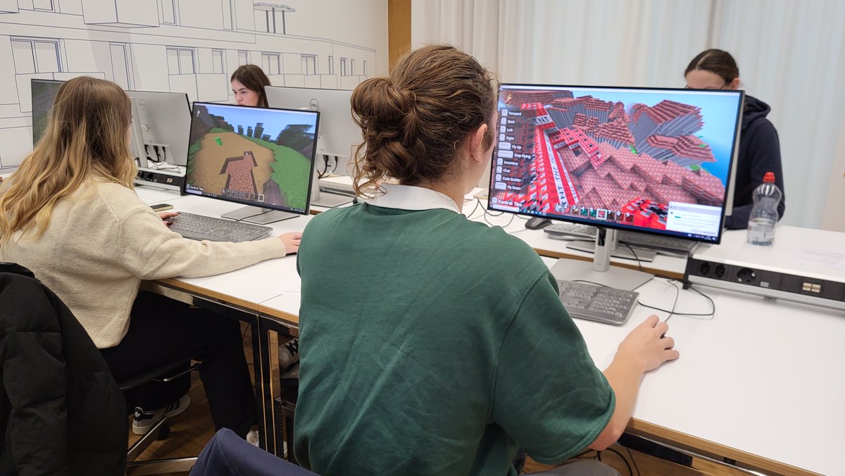 igeoFHNW's tweet photo. Am Tag der Geomatik konnten wir 20 Schulklassen mit 400 Schülerinnen und Schüler am FHNW Campus Muttenz begrüssen. Sie besuchten Lernmodule und die interaktive Ausstellung zum Thema Geomatik. Weitere Infos im Blogbeitrag https://t.co/DiQweX1aGh
#tagdergeomatik
@HABG_FHNW https://t.co/ERv76P9HiL