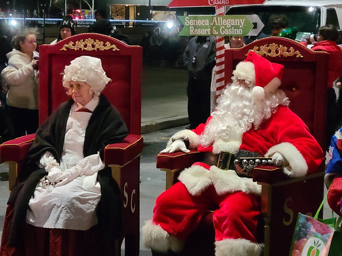 pantanoPR's tweet photo. Getting ready to light the tree at @SenecaCasinos #NiagaraFalls https://t.co/WNN7EY2soZ