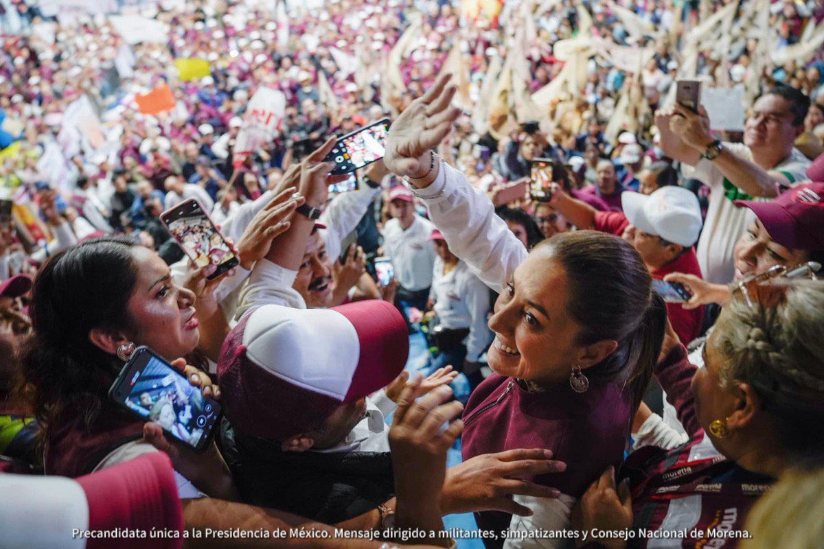 PartidoMorenaMx's tweet photo. Es incuestionable el cariño que le tienen militantes y simpatizantes a @Claudiashein.

¡Amor con amor se paga! https://t.co/RIu85D0fKy