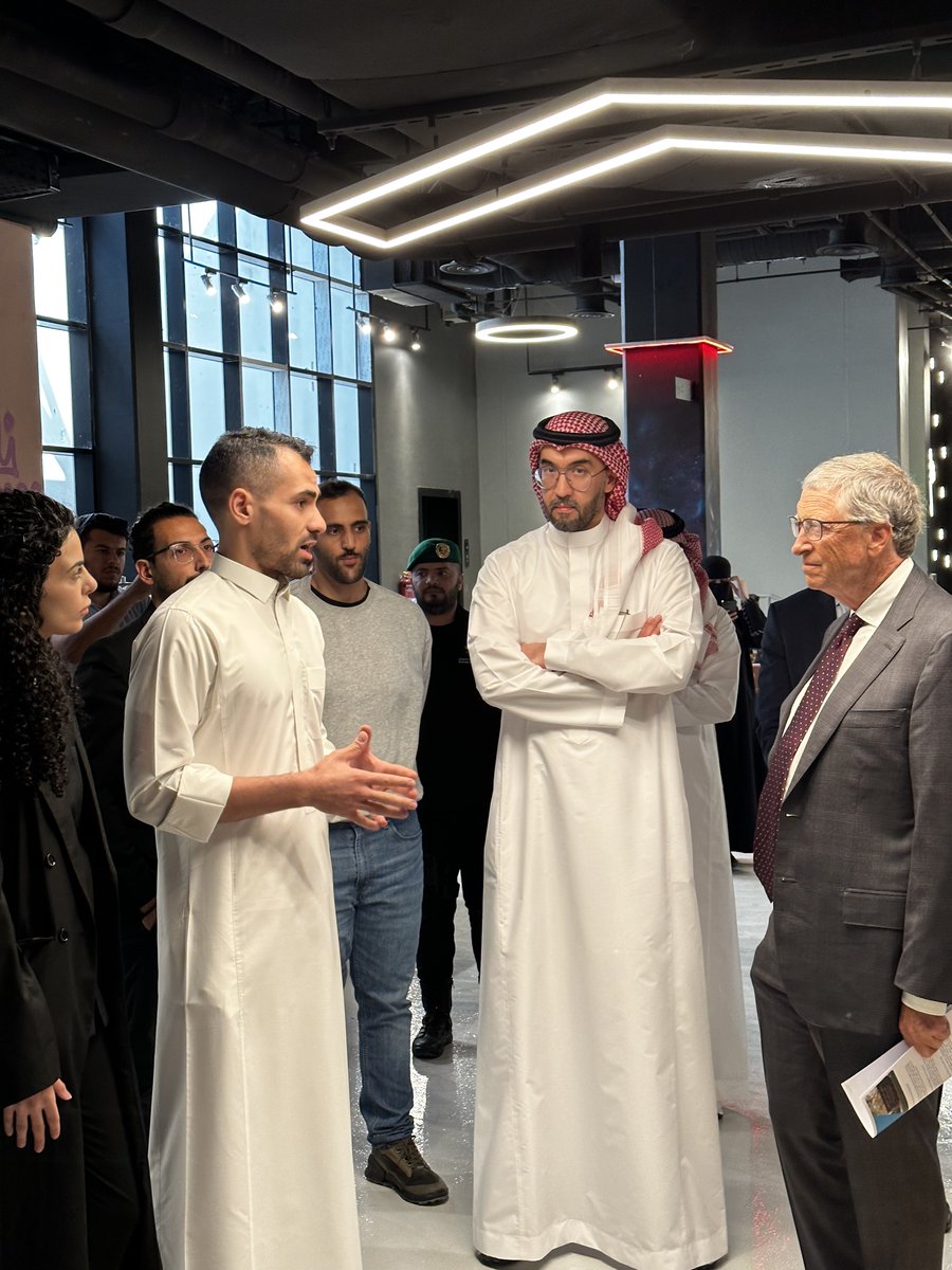 czech_pawel's tweet image. Funny day today. @BillGates dropped by our office.
@NewNativeAI @lablabai