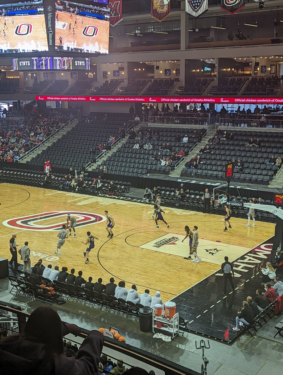 brooklynp81's tweet photo. UNO basketball game for "Kids Day" with my Ss and then to Jr high 🏀 to see former Ss. A lot of noise but a lot of fun! #33, #20, #30 @LCScoutNation @LLawrenceElem @BellevueSchools @UNOmaha https://t.co/DxpZu7Cdz8