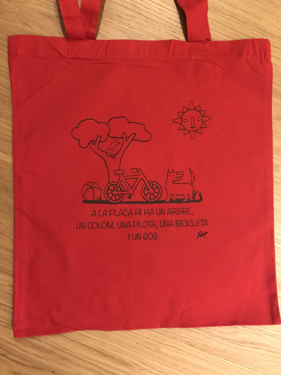 AlmirallSerra's tweet photo. M’encanta! Així també es lluita contra l’estigmatització de la plaça, perquè com ja vaig dir fa temps “Al Pou de la Figuera hi passen coses”. Gràcies #ElGeckoconBotas pel conte que vau fer. Ahir i avui ha lluït a les EBM del barri i demà ho farà al @ElBornCCM https://t.co/z62hNyinVB