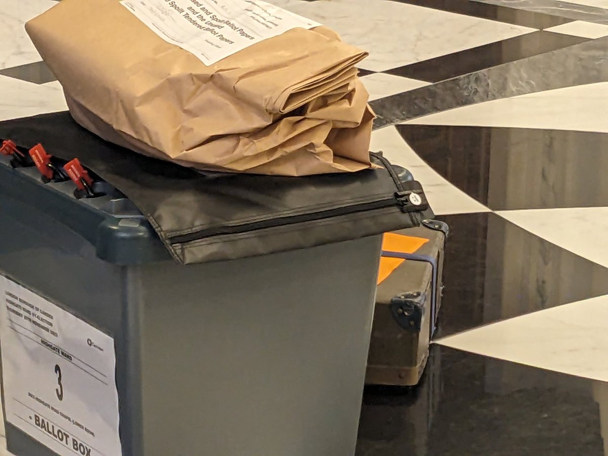 The first ballot boxes have arrived at the @CamdenCouncil #Highgate by-election..Voters had a choice of four candidates on this cold day & cast their ballots at four polling stations in three venues