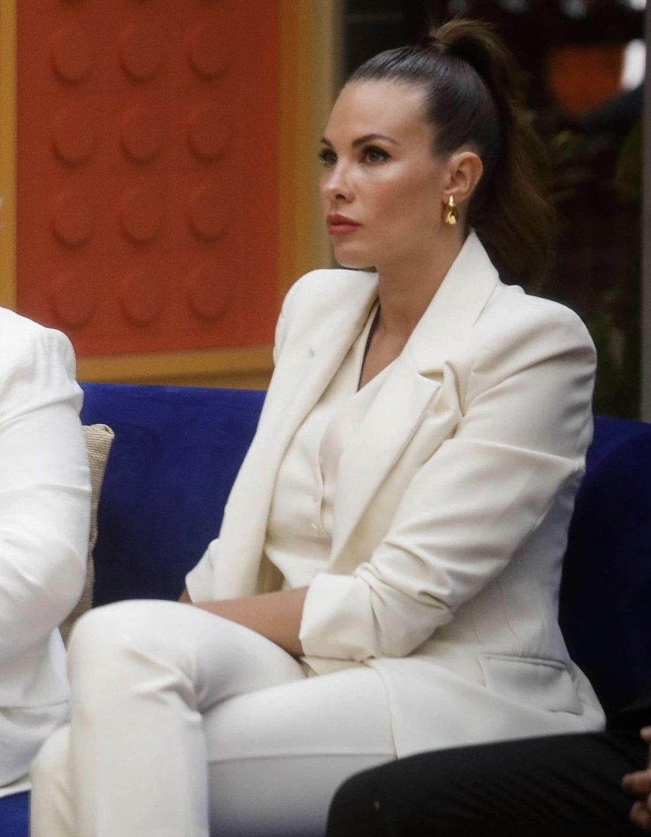 soniab106's tweet image. El concurso terminó para mi GANADORA!
Una mujer que conocí por este reality y que seguiré apoyando estando fuera. Conocí mucha gente por aquí y con ustedes me quedo. Nos leeremos pronto✌🏼

Team Jessica Bueno❣️

#GHVIPGala12 #GHVIP30N