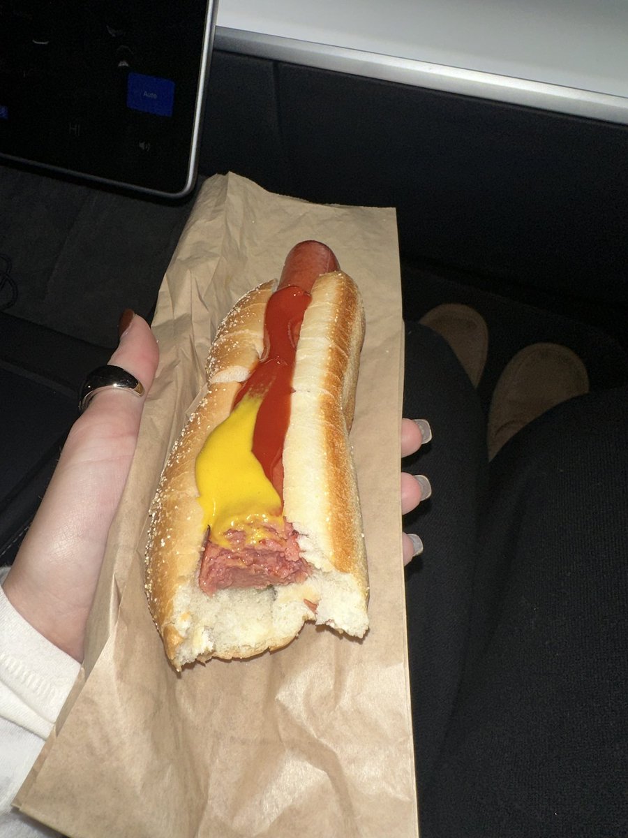 Tess Argyle tweet media