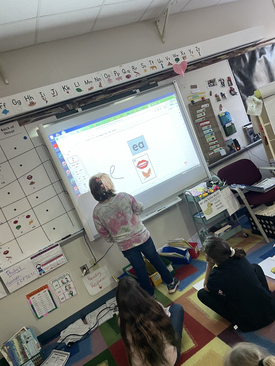 MrsLago_SNIS's tweet photo. Students teaching students our vowel team rules during phonics https://t.co/2zLdJ3CPpn