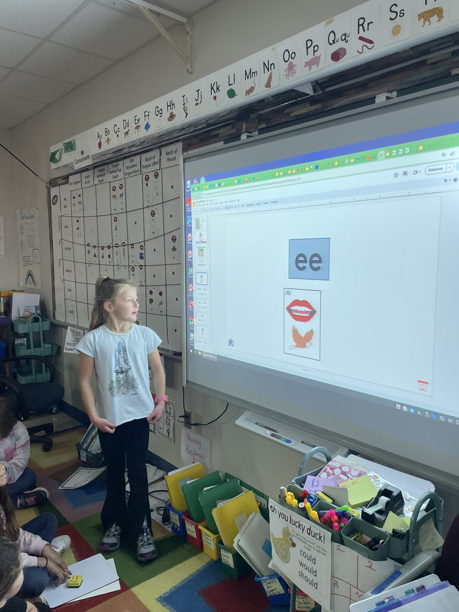 MrsLago_SNIS's tweet photo. Students teaching students our vowel team rules during phonics https://t.co/2zLdJ3CPpn