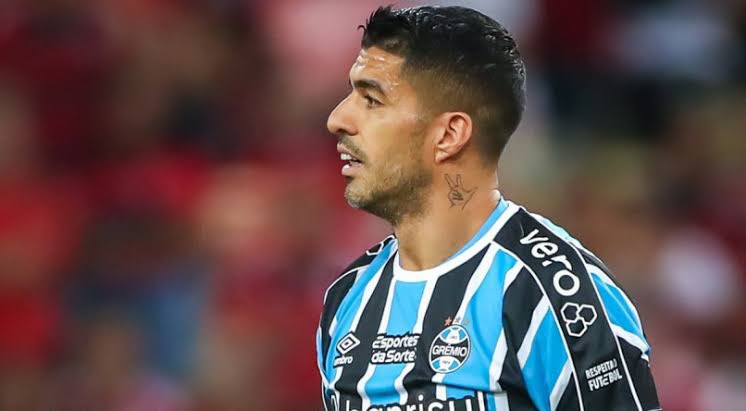 FUTCr7Ven's tweet photo. Eu tento imaginar a cabeça do Suarez

O cara a 2 anos era campeão espanhol, tinha acabado de sair do BARCELONA!

Agora ele tá jogando no Brasil, na Arena do Grêmio, perdendo para o Goiás com gol do Everton Morelli

É INACREDITÁVEL KKK https://t.co/YfTGIsUe98
