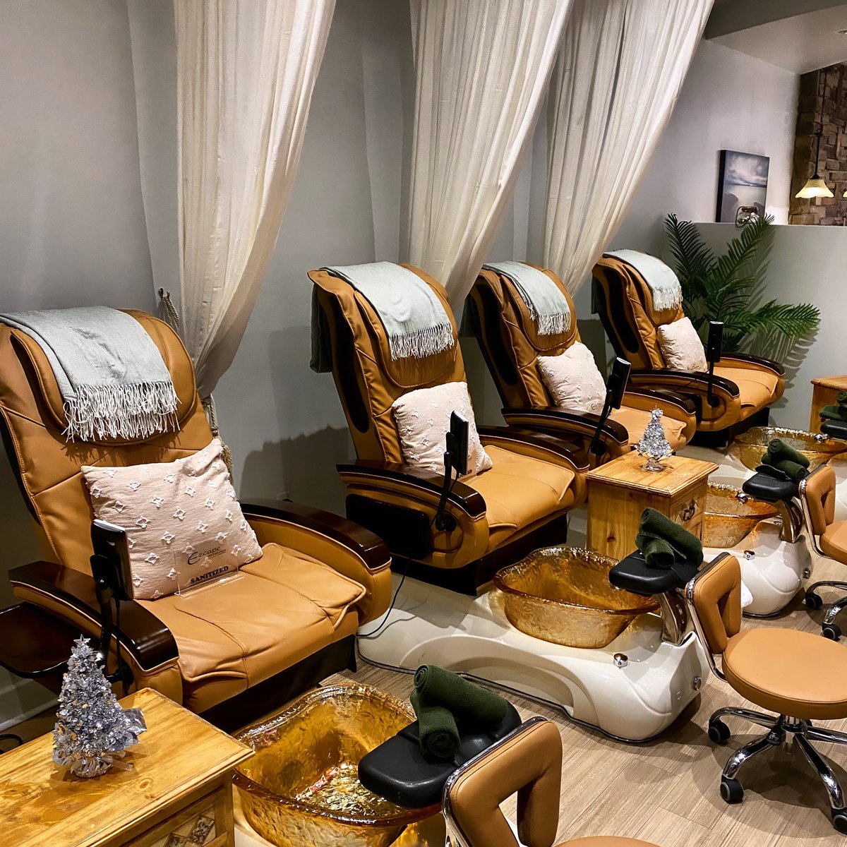 EzcapeSpa's tweet photo. ✨ Cozy up with Ezcape this holiday season! 🧤🧣❄️ Finished shopping? Haven’t started? We totally get it. And we don’t judge. Happy Holidays! 🎁🎄

#ottawa #ottawaspa #spa #spaday #spatreatments #treatments #wellnessservices #wellness #ottawalife #ottawaliving #ottawalifestyle https://t.co/Rnw95t8zif