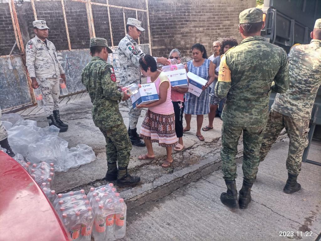 BBVA_Mex's tweet photo. Tras #Otis, #FundaciónBBVA trabaja con Fundación Televisa y la Secretaría de la Defensa Nacional, apoyando a más de 60 mil habitantes con 13,100 despensas y 2,000 kits de higiene, con un total de 78.6 toneladas de apoyo para quienes más lo necesitan. #JuntosPodemosHacerMás https://t.co/wmksrEpDJu