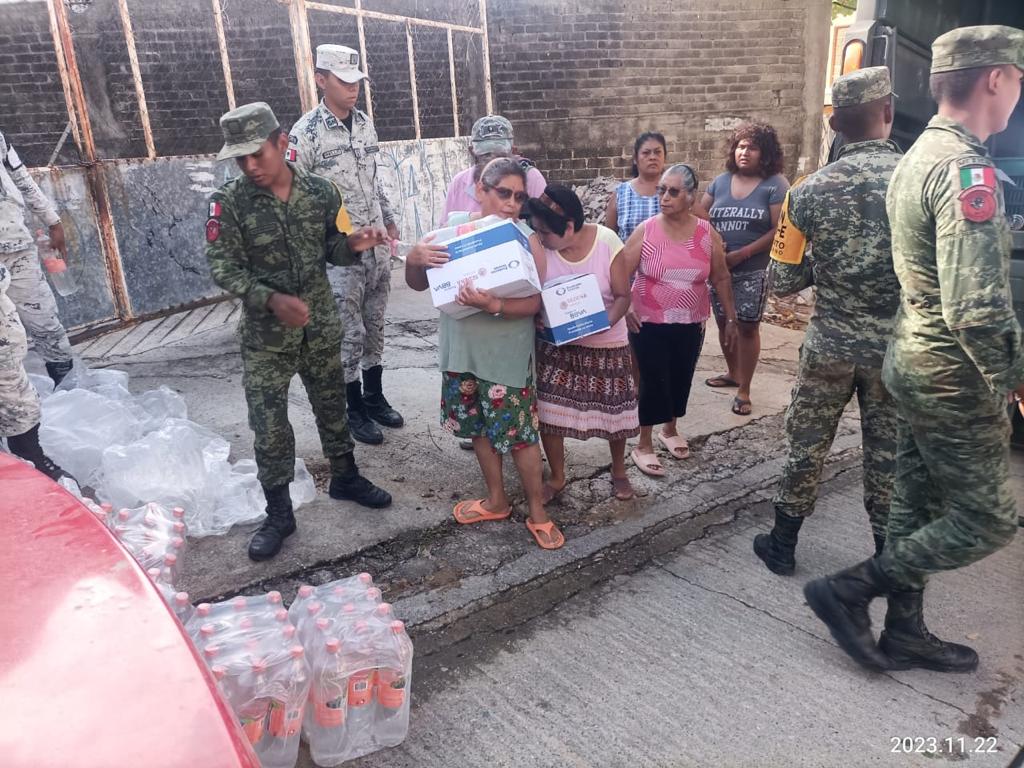 BBVA_Mex's tweet photo. Tras #Otis, #FundaciónBBVA trabaja con Fundación Televisa y la Secretaría de la Defensa Nacional, apoyando a más de 60 mil habitantes con 13,100 despensas y 2,000 kits de higiene, con un total de 78.6 toneladas de apoyo para quienes más lo necesitan. #JuntosPodemosHacerMás https://t.co/wmksrEpDJu