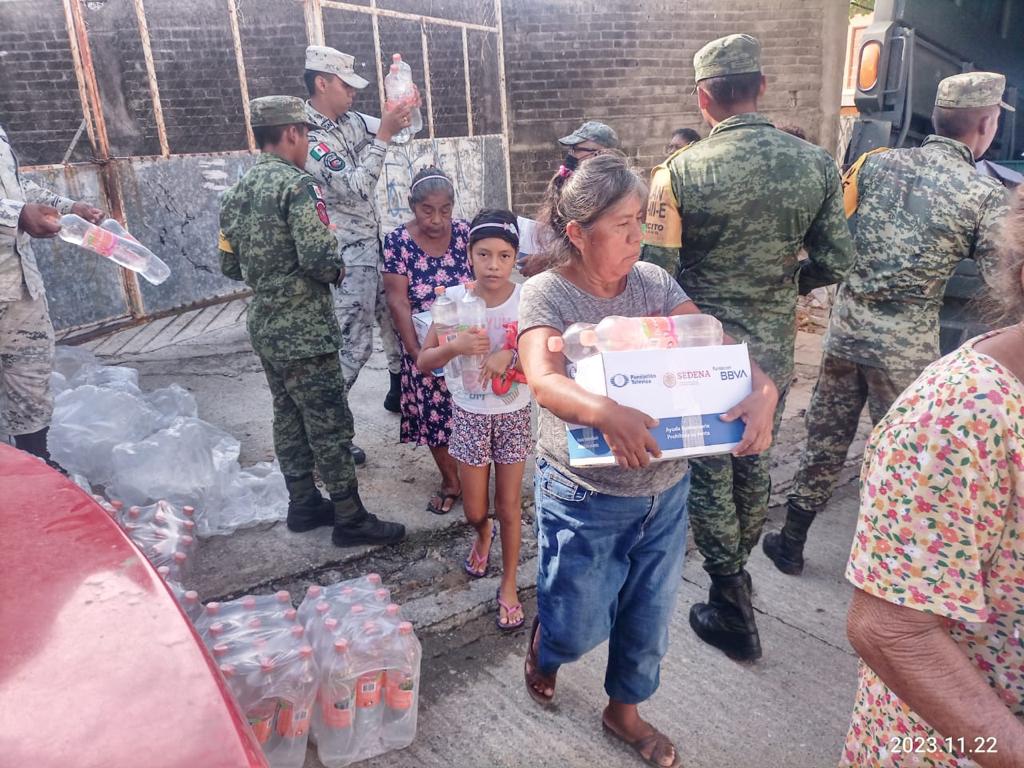 BBVA_Mex's tweet photo. Tras #Otis, #FundaciónBBVA trabaja con Fundación Televisa y la Secretaría de la Defensa Nacional, apoyando a más de 60 mil habitantes con 13,100 despensas y 2,000 kits de higiene, con un total de 78.6 toneladas de apoyo para quienes más lo necesitan. #JuntosPodemosHacerMás https://t.co/wmksrEpDJu