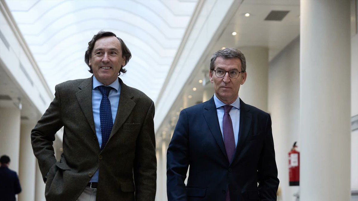 FonsiLoaiza's tweet photo. El ultraderechista Rafael Hernando se afilió al PP con 22 años, lleva 41 años parasitando las instituciones y nunca ha cotizado fuera de la política. Hoy, el "moderado" de Feijóo lo recupera como portavoz del PP. https://t.co/sGpjmr65os