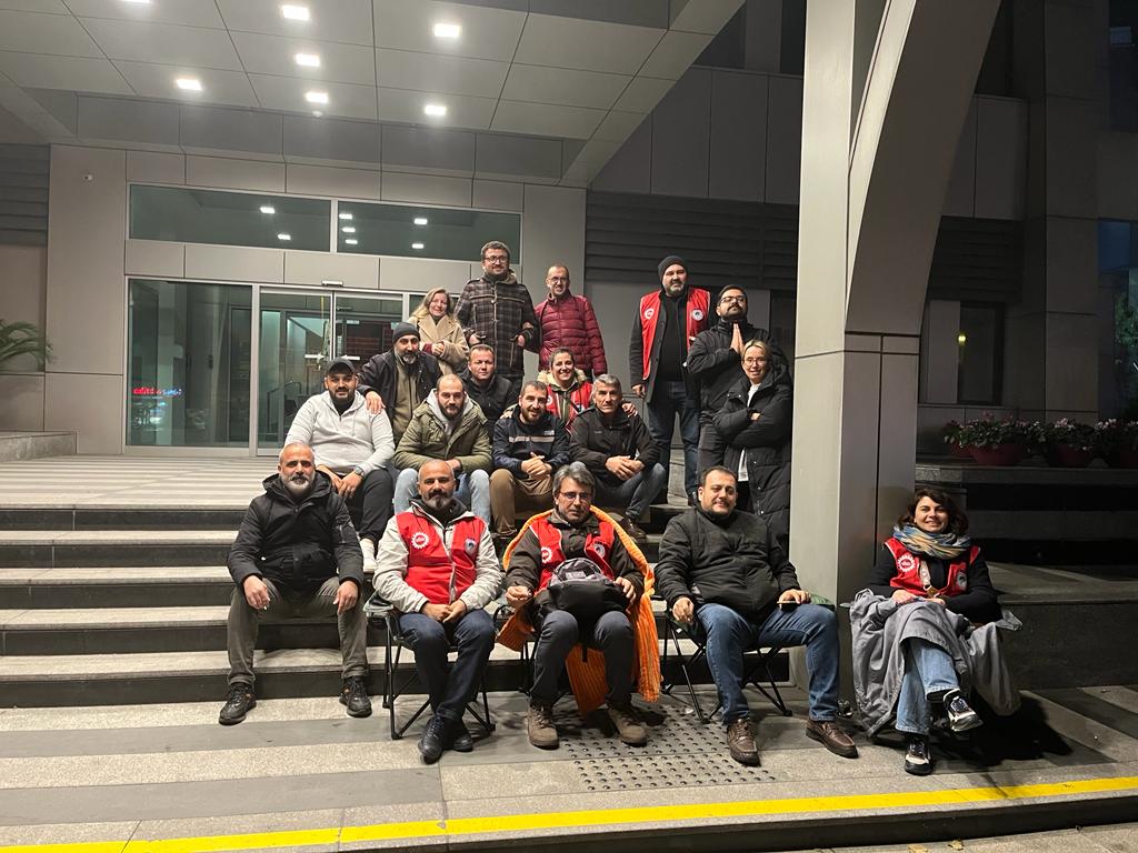 Kadıköy Belediyesi işçileri 15 gündür ikramiyelerini alamıyor. En geç 30 Kasım'da ödeneceği söylenmesine rağmen bugün 17.00'ye kadar yatırılmaması üzerine şube yönetimi olarak destek veren arkadaşlarımızla başkanlık önünde oturmaya başladık. İkramiyeler ödenene kadar buradayız.