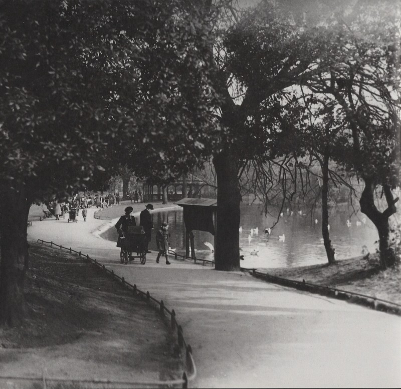 St Stephen's Green, from Prof. Eoin O'Brien's book "The Beckett Country: Samuel Beckett's Ireland", re-published, with permission, on UCD Digital Library, at doi.org/10.7925/drs1.i…. Photo taken in 1944, Failte Ireland No. D 11/44, original online in DRI: doi.org/10.7486/DRI.gh…