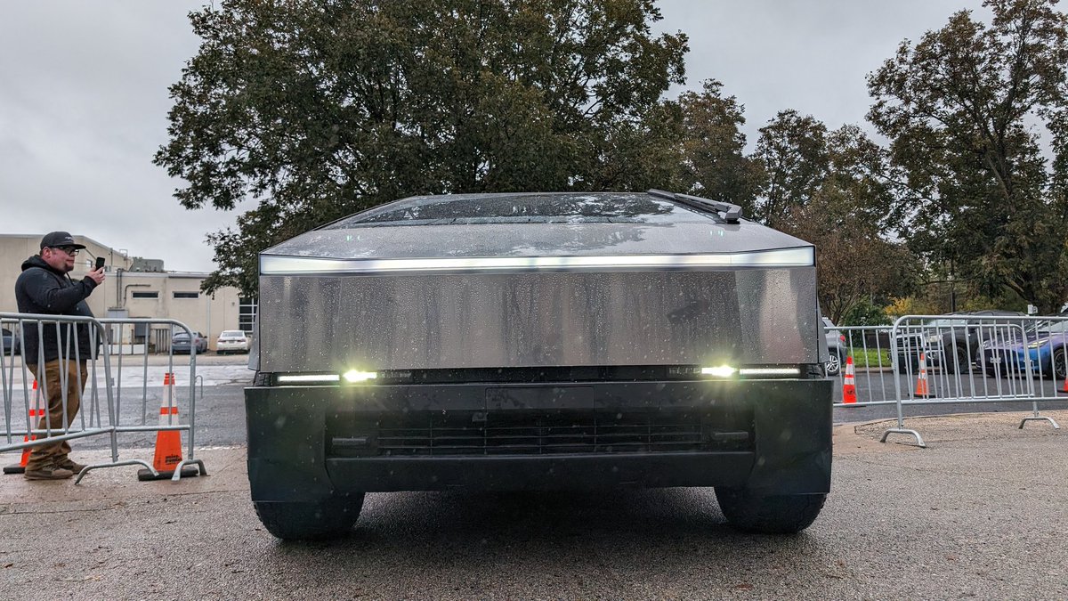 DirtyTesLa's tweet image. Got to see the Cybertruck up close and personal! It's a beast!