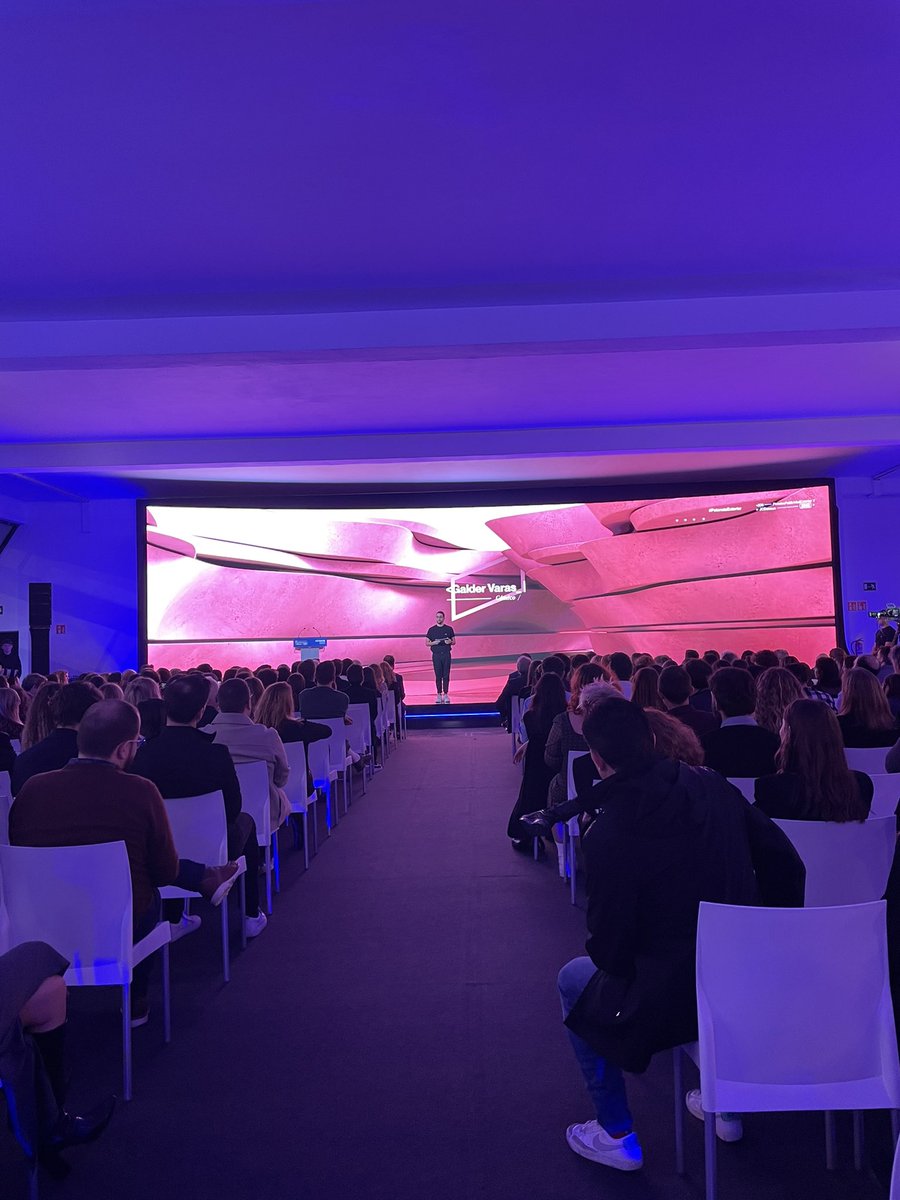 JCDecaux_ES's tweet photo. ¡Estamos a punto de comenzar! Hoy tiene lugar la XXI edición de los 🏆 Premios JCDecaux de Creatividad Exterior. Celebramos la #PotenciaExterior y premiaremos las mejores campañas de exterior de este último año. 
 
¿Quiénes serán los ganadores? https://t.co/nB9SUXJsVi
