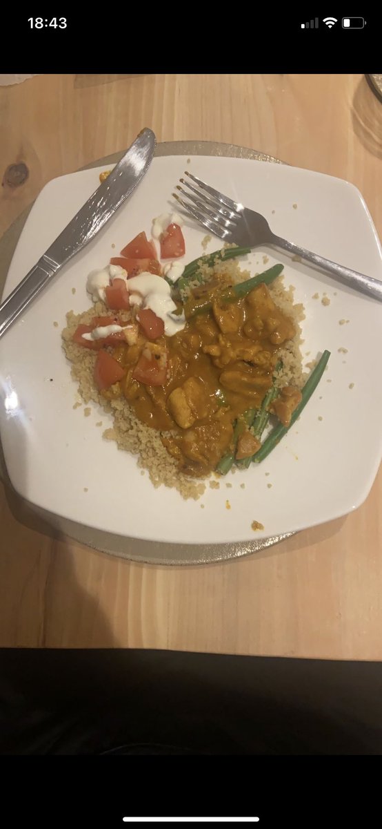 Lee_Goldy's tweet photo. @HelloFreshUK What an absolute pitiful portion of food. This would struggle to fulfil a stray European chihuahua let alone a fully grown man. https://t.co/6eLh6gZRVI