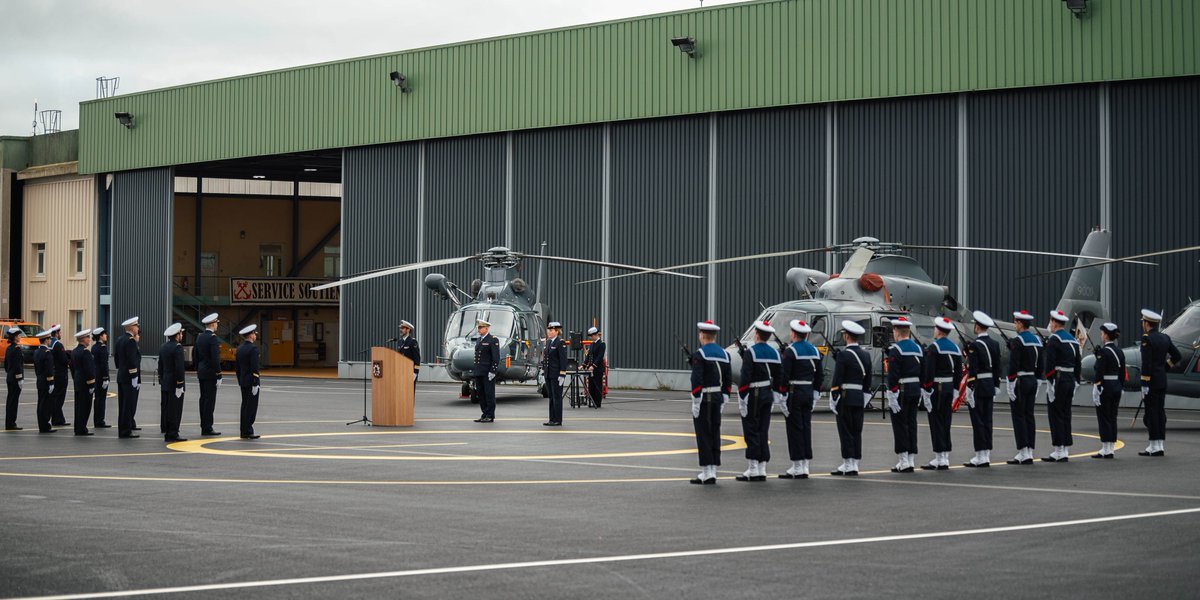 MarineNationale's tweet photo. 4 nouveaux pilotes 🚁et 1 nouveau plongeur d’hélicoptères pour l’Aéronautique navale ! Le macaronnage représente l’aboutissement de plusieurs années d’une formation exigeante pour ces 4 élèves-officier pilote de l’aéronautique navale (#EOPAN) et pour le second-maître Alexandre. https://t.co/HRl60OGPHL