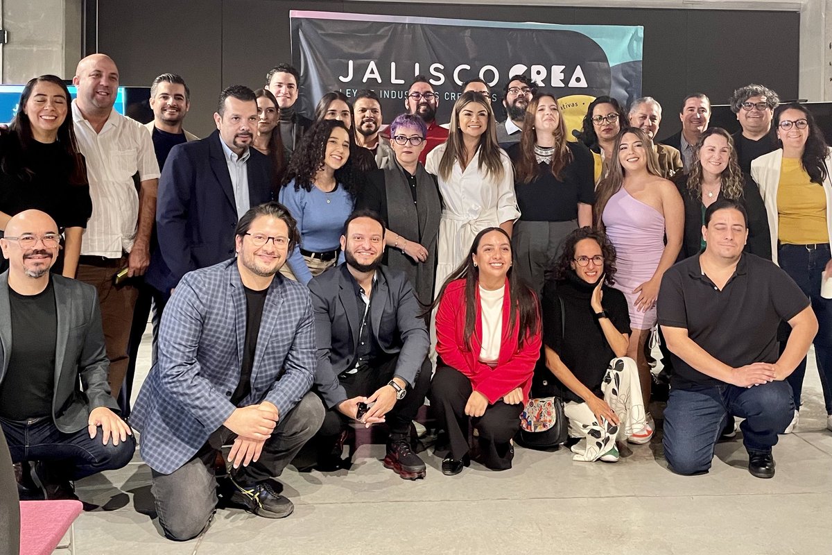 xorendain's tweet photo. En nuestro Estado apostamos por las ideas disruptivas, la innovación y el talento, por eso fue un honor acompañar a @GabyCardenas en la presentación del proyecto de ley para el fomento de las Industrias Creativas en Jalisco, con el que levantamos la voz para apostarle a este sector que impacta el crecimiento de la economía y el bienestar colectivo al impulsar el diseño, artesanías, la moda y literatura, solo por mencionar algunos. 

Mi reconocimiento a Gaby Cárdenas, Laura Maceira y a cada persona detrás de este esfuerzo porque su labor contribuye a la construcción de un andamiaje que pone a la creatividad y a las personas en el centro de la agenda pública. Una vez más, en unidad avanzamos para impulsar la competitividad y posicionamiento de #Jalisco en México y el mundo.