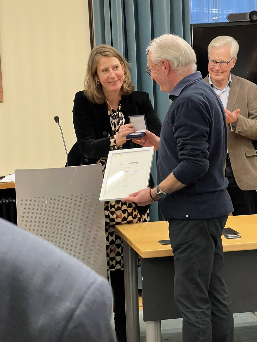 HEILOO2000's tweet image. Erepenning voor Hans Romeijn bij de afscheid van het gemeentehuis. Zo verdiend!