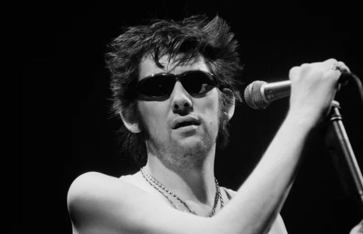 With the sad news of @ShaneMacGowan's passing today, @RTERadio1's @louiseduffyshow paid tribute to Shane and his music. Listen back 🎧 rte.ie/radio/radio1/t… Ar dheis Dé go raibh a anam. #shanemacgowan #thepogues