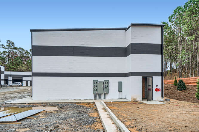 development_pw's tweet photo. The finish line is in sight! A bit more interior magic &amp; some parking lines, &amp; Alpharetta will be ready to ring in the new year. 🔔 

Early reservations for sale/rent are open. Call 470-236-5300 or email info@personalwarehouse.com before these units disappear! 💨

@TheMotorCondos https://t.co/e0C2PVsfvw