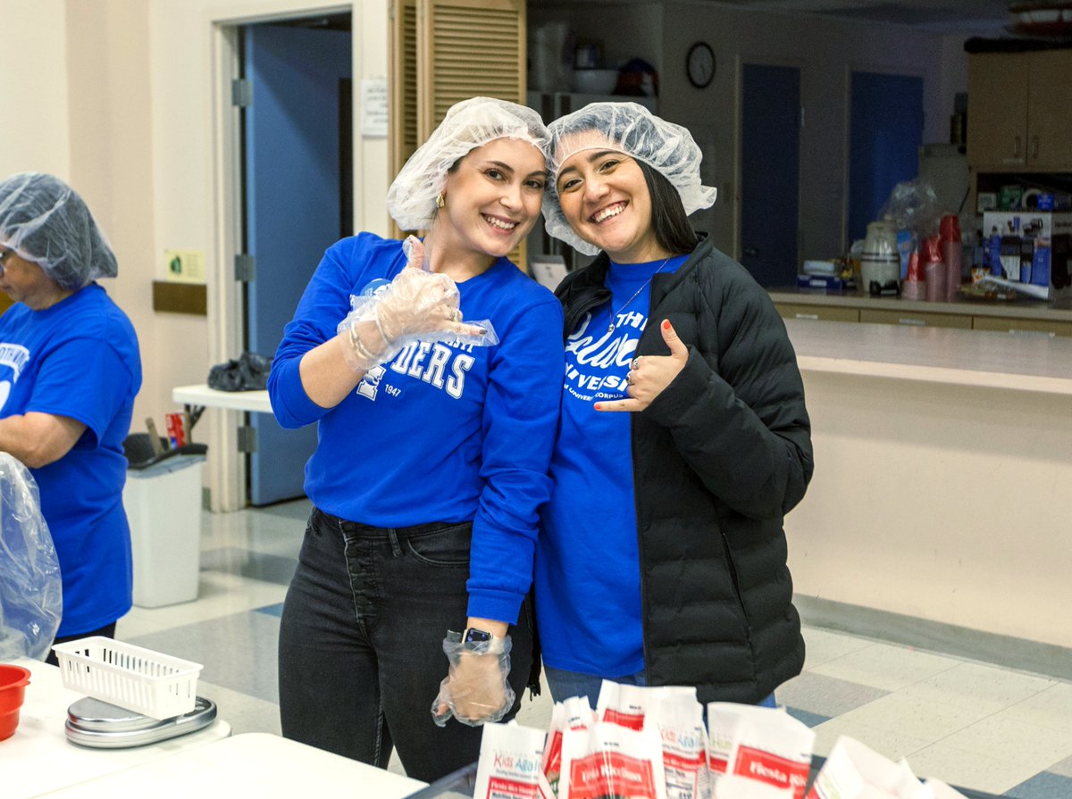 IslandCampus's tweet photo. Shakas up to the 317 faculty &amp; staff members who made their #IslanderImpact volunteering at 24 locations across Corpus Christi at this year's 10th annual Giving Tuesday! 🤙🏽 https://t.co/tMH1h1EcBk