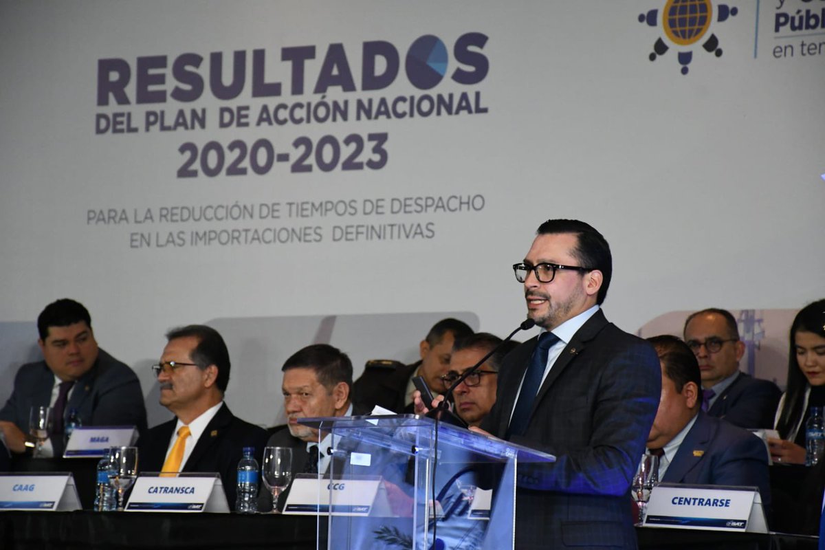 wovalle07's tweet photo. Hoy presentamos los resultados del Plan de Acción Nacional producto del Estudio de Tiempo de Despacho que tuvo el acompañamiento de la Organización Mundial de Aduanas @WCO_OMD el cual evidencia reducción de tiempos atribuibles a la aduana:

✅ Despacho aéreo          72%
✅Despacho marítimo     27%
✅Despacho terrestre      41%

Esto fue gracias al compromiso de todos los actores de la cadena logística miembros de la Mesa de Diálogo y Cooperación Público Privado para temas Aduaneros y del equipo normativo y operativo de la Aduana 🇬🇹 @SATGT 

Comprometidos para seguir avanzando 🛃
