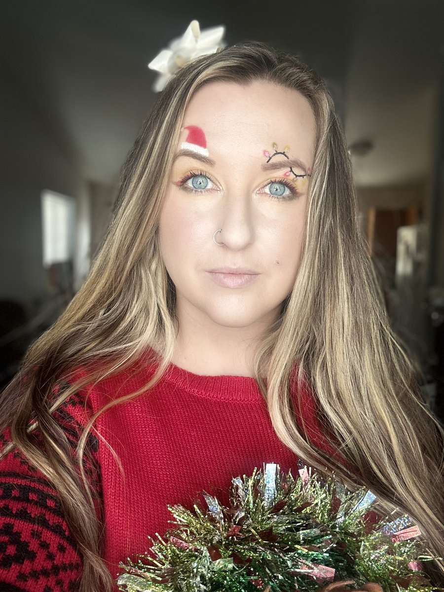 It’s ugly sweater day at work. You know me, gotta do the makeup too 💋

Btw I used the Fear Palette for this makeup look 👻 

#FearFam