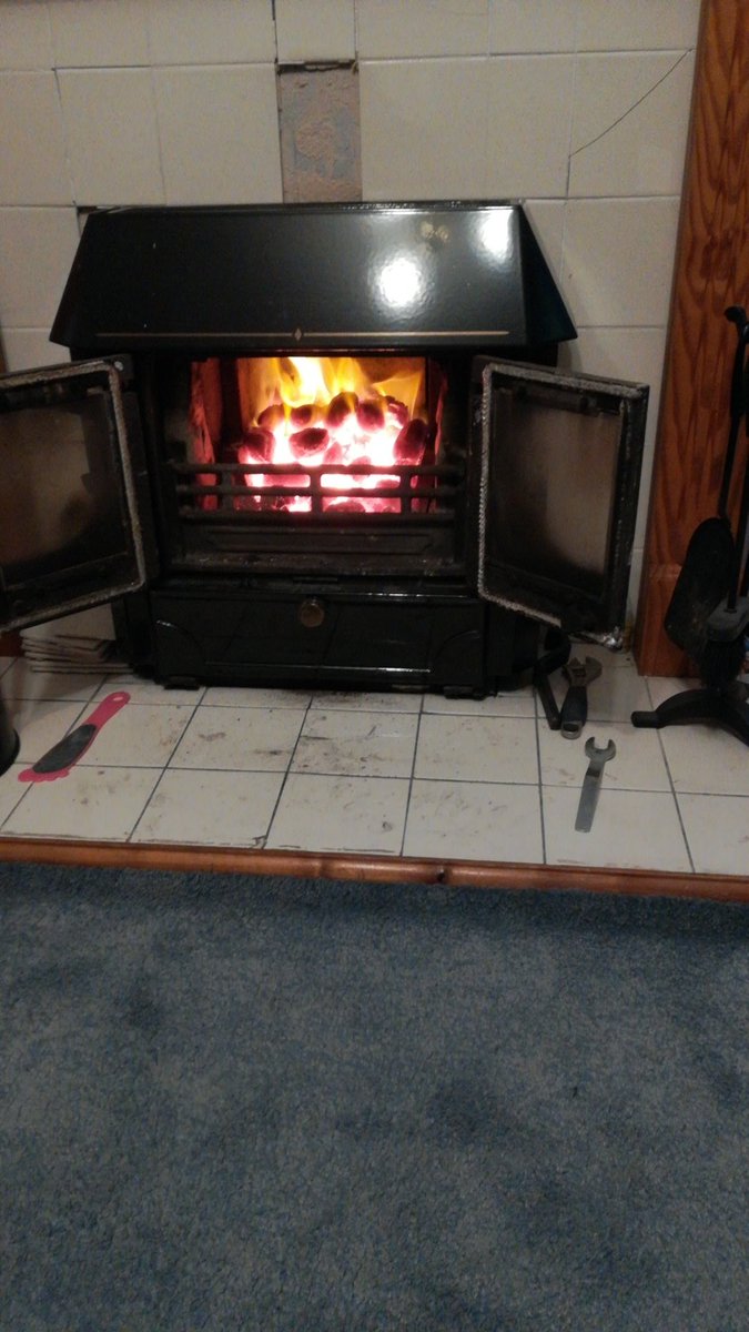 mrspookie1975's tweet image. First one of winter.
Bloody lovely.
Had beef stew and mash for tea while sat in front of it.
#roastingmyhooves
#justperfect