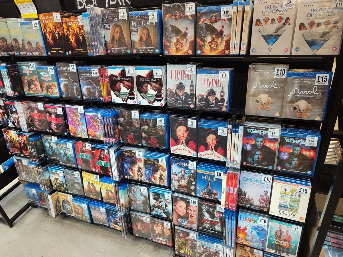 saritasr93's tweet image. Chicos! Si vais a Londres tenéis que parar en Fopp. Para que os hagáis una idea, yo he cogido LO CARO. Películas nuevas por tres libras, sección gigante en la planta baja de todos los géneros y años, y te hacen más descuento aún por cada peli que añades