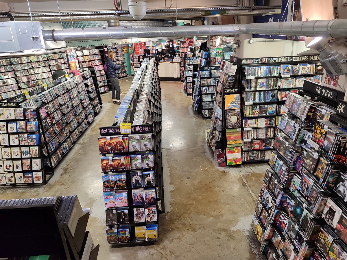 saritasr93's tweet image. Chicos! Si vais a Londres tenéis que parar en Fopp. Para que os hagáis una idea, yo he cogido LO CARO. Películas nuevas por tres libras, sección gigante en la planta baja de todos los géneros y años, y te hacen más descuento aún por cada peli que añades