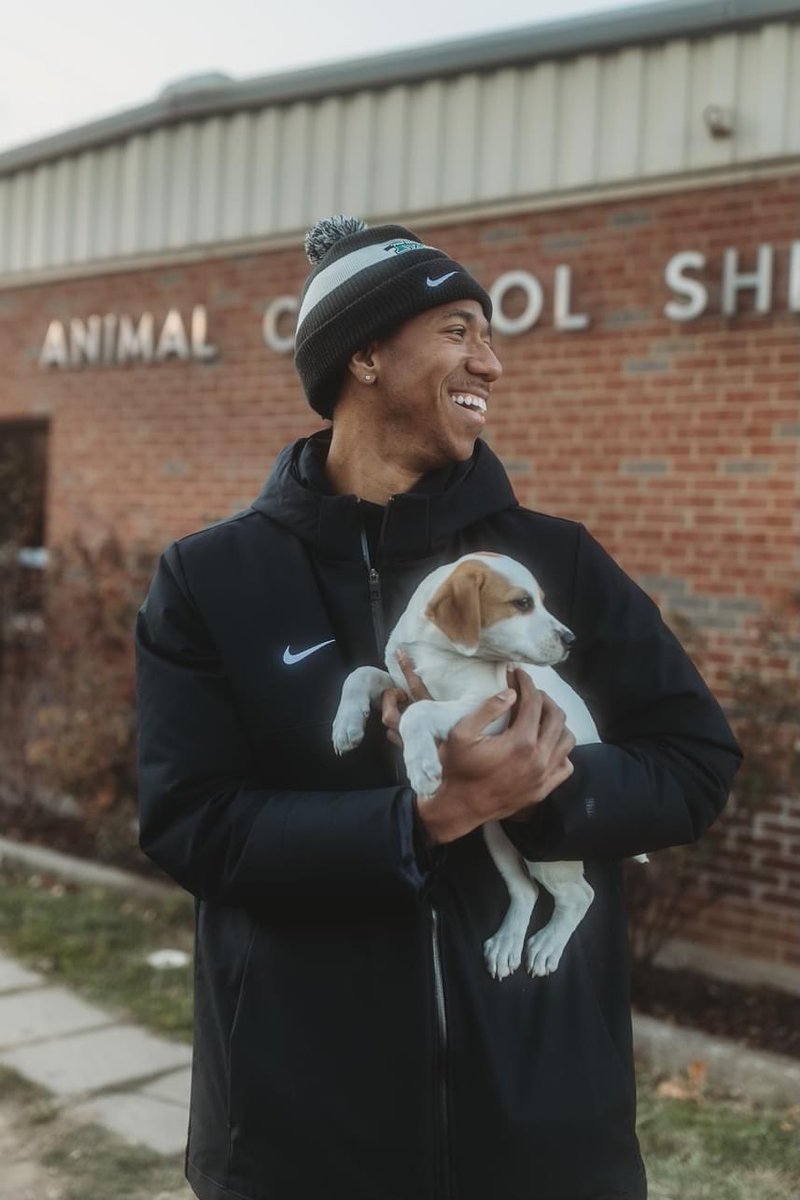 Herd_MBB's tweet photo. 🐶 𝐂𝐡𝐫𝐢𝐬𝐭𝐦𝐚𝐬 𝐀𝐭 𝐓𝐡𝐞 𝐀𝐧𝐢𝐦𝐚𝐥 𝐒𝐡𝐞𝐥𝐭𝐞𝐫!

Our team took photos with dogs at the Huntington Cabell Wayne Animal Shelter who are still looking for a home.

#BringOnTheHerd // #WeAreMarshall https://t.co/1GwIaEETIl