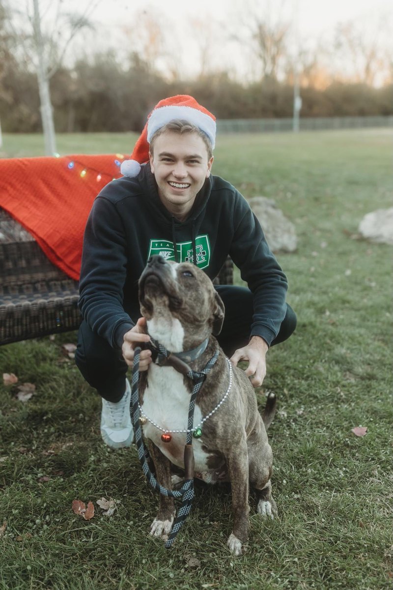 Herd_MBB's tweet photo. 🐶 𝐂𝐡𝐫𝐢𝐬𝐭𝐦𝐚𝐬 𝐀𝐭 𝐓𝐡𝐞 𝐀𝐧𝐢𝐦𝐚𝐥 𝐒𝐡𝐞𝐥𝐭𝐞𝐫!

Our team took photos with dogs at the Huntington Cabell Wayne Animal Shelter who are still looking for a home.

#BringOnTheHerd // #WeAreMarshall https://t.co/1GwIaEETIl
