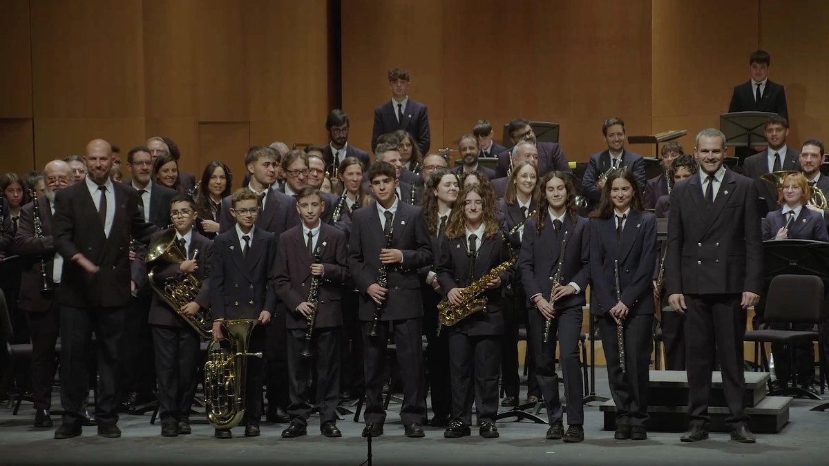 UnioMusical's tweet image. 📷Ací vos deixem algunes imatges del concert. 

💖 Moltes gràcies a @FrancescoDUrs20 per la seua col·laboració com a solista a l'obra Ginevra, de @chipiye 

👏 Aprofitem també per donar la benviguda als nous membres de la banda Carmen, Ferran, Héctor, Iñaki, Joan, Júlia i Maria!