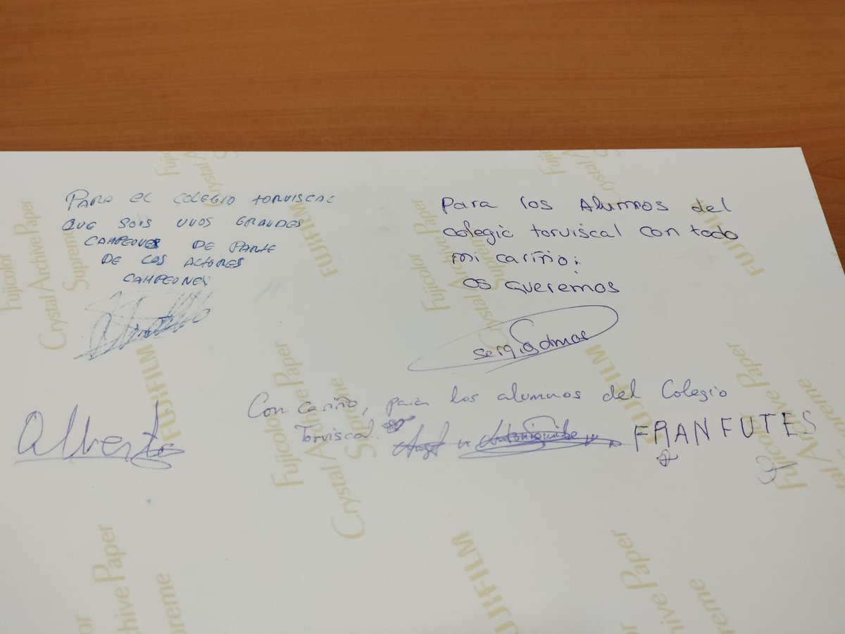 saludtorvis's tweet photo. Con la ayuda de @AntogaguUGR , los actores de la película "Campeonex", han leído una dedicatoria que les enviamos en una foto como acción del proyecto "Campeonex de la  #inclusion ".  Sus dedicatorias nos animan a seguir trabajando y creyendo en que la #normalizacion es posible🥰 https://t.co/hCFY0mRLsR