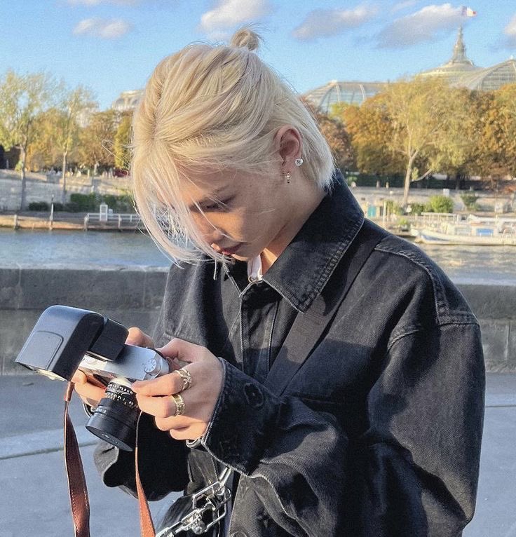 bangchandelicia's tweet photo. ser fotografado pelo felix ou ser desenhado pelo hyunjin? https://t.co/IGpIu2V8uX