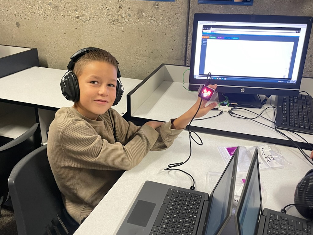 Nuview Elementary School students are learning coding in the new MakersSpace lab. Great job, Roadrunners!