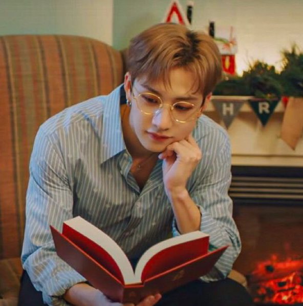 bangchandelicia's tweet photo. passar o natal com o bang chan ou o seu aniversário com o seungmin? https://t.co/LLEGdRGTJv