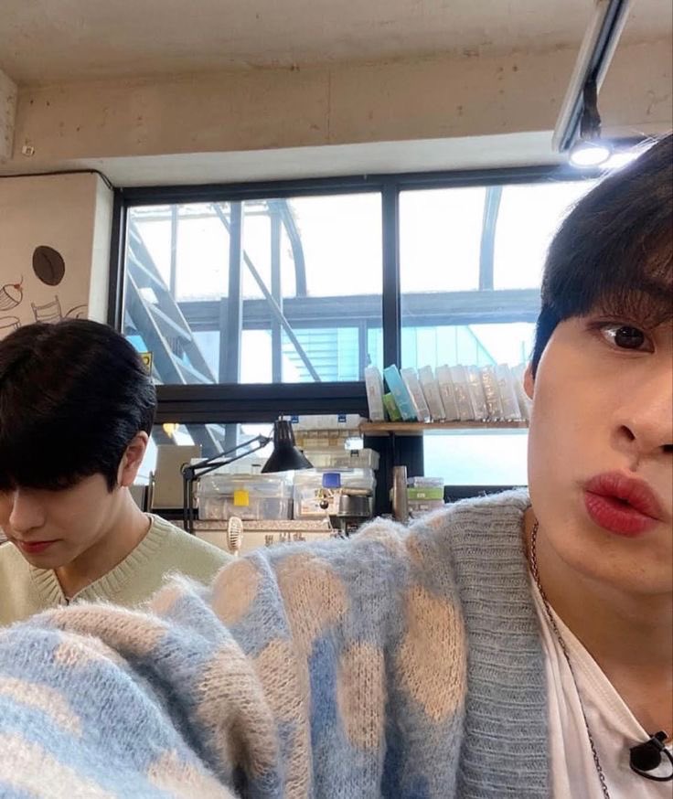 bangchandelicia's tweet photo. uma semana no japão com os 2min ou uma semana na austrália com a aussie line? https://t.co/ZQ0DJvKG3l