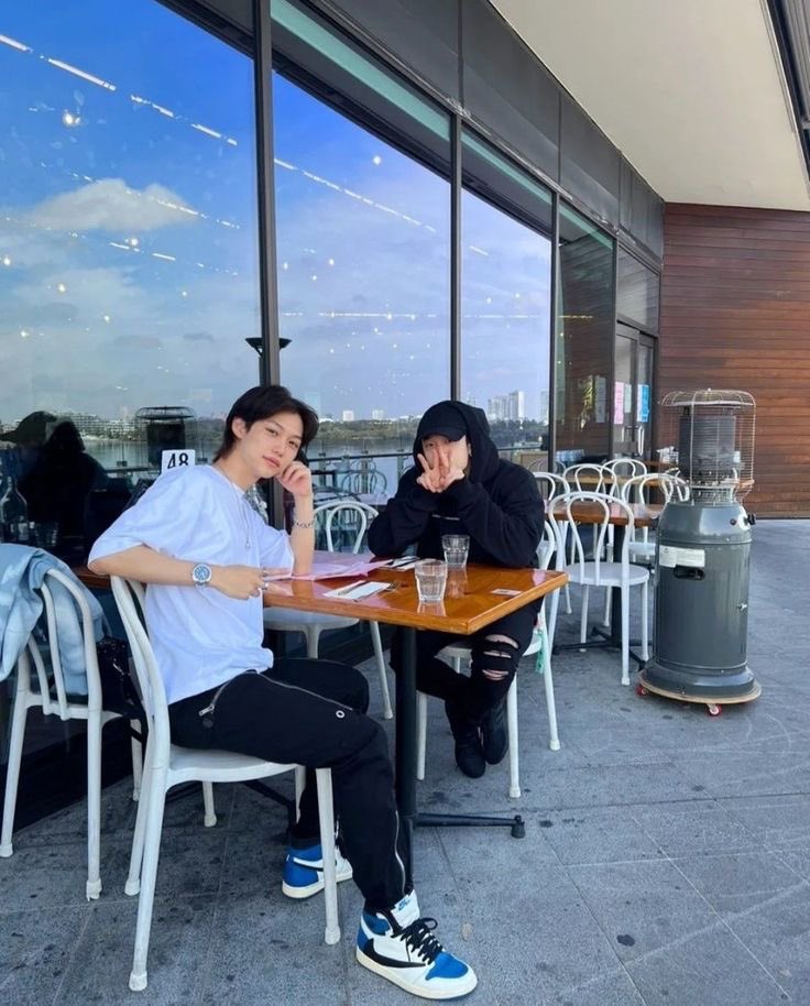 bangchandelicia's tweet photo. uma semana no japão com os 2min ou uma semana na austrália com a aussie line? https://t.co/ZQ0DJvKG3l